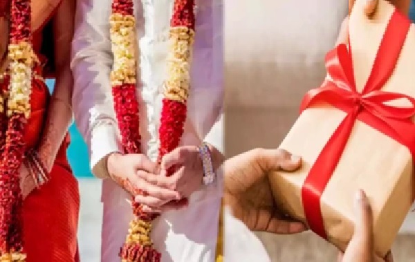 కొత్తగా పెళ్లైన భార్యకు చిన్న సైజు బ్రాను బహుమతిగా ఇచ్చిన భర్త.. కోపంతో విడాకులకు సిద్ధమైన వధువు!
