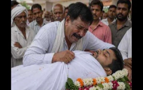 విధుల్లో తండ్రి.. శవమై వచ్చిన కుమారుడు! మృతదేహంపై దుప్పటి కప్పబోయిన తండ్రి రోదనతో మార్మోగిన ఆసుపత్రి!
