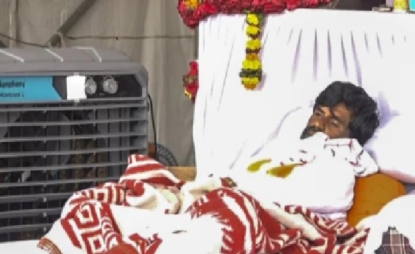నీరు తాగి నిరసనను విరమించిన మనోజ్ జరాంగే.. ఆరోగ్యం క్షీణించడంతో ఆసుపత్రికి తరలింపు! ‘వాగ్దానం నెరవేర్చకపోతే మరోసారి పెద్ద ఎత్తున ఉద్యమం’ అని హెచ్చరిక.