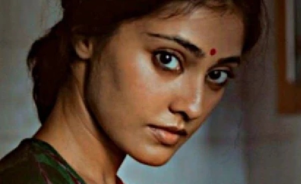 ఒక మహిళ తన పట్ల లైంగిక ఆకర్షణ కలిగి ఉందని పురుషుడు ఎలా తెలుసుకోవాలి?