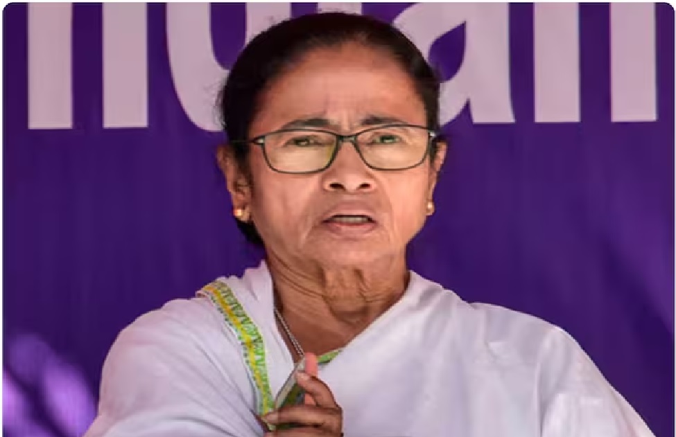 బెంగాల్లో బీజేపీ 100కు పైగా సీట్లను లూటీ చేసింది; సీఆర్పీఎఫ్ నన్ను నెట్టివేసింది – మమతా బెనర్జీ ఆగ్రహం