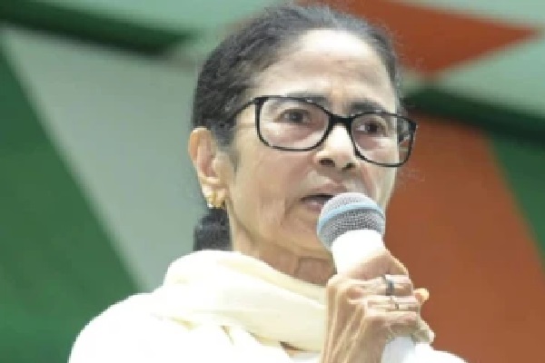 మమతా బెనర్జీ రాజీనామా వివాదం: నిరసనగా ముఖ్యమంత్రి పదవికి రాజీనామా చేయను, ఎమ్మెల్యేల సమావేశంలో స్పష్టం చేసిన మమత!