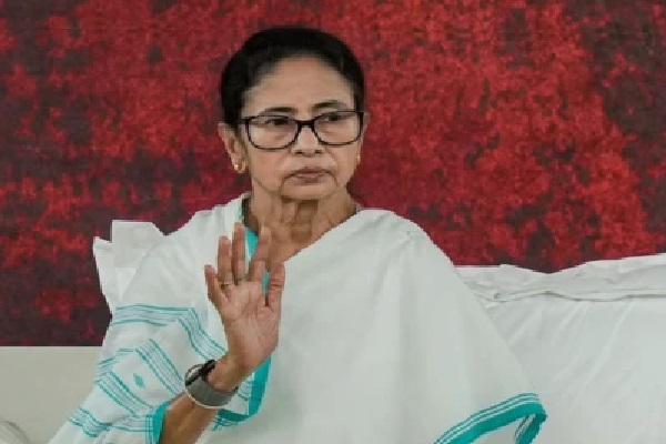 బెంగాల్లో ‘అక్రమ’ కట్టడాలపై మొదలైన బుల్డోజర్ల దాడి; కోల్కతా న్యూ మార్కెట్లో టీఎంసీ కార్యాలయం కూల్చివేత.. స్థానికులు ఏమంటున్నారంటే…