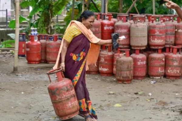 LPG వినియోగదారులకు ‘సరెండర్’ SMSలు: మీ గ్యాస్ సిలిండర్ను వెనక్కి ఇవ్వమని ప్రభుత్వం ఎందుకు కోరుతోందో తెలుసుకోండి