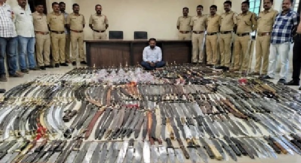 మహారాష్ట్రను వణికించే కుట్ర భగ్నం! ఖంజర్లు, కత్తులు, కోయతలతో సహా 4,500లకు పైగా మారణాయుధాల స్వాధీనం