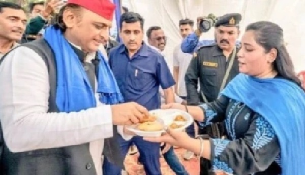 అఖిలేష్ యాదవ్కు పూరీ వడ్డించిన దళిత యువతి అంజలి కుటుంబానికి కష్టాలు; తండ్రికి డిమోషన్!