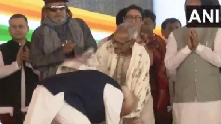 ఎవరీ మఖన్లాల్ సర్కార్? కోల్కతాలో ఈ 98 ఏళ్ల వృద్ధుడి పాదాలను ప్రధాని మోదీ ఎందుకు తాకారు? – వీడియో చూడండి