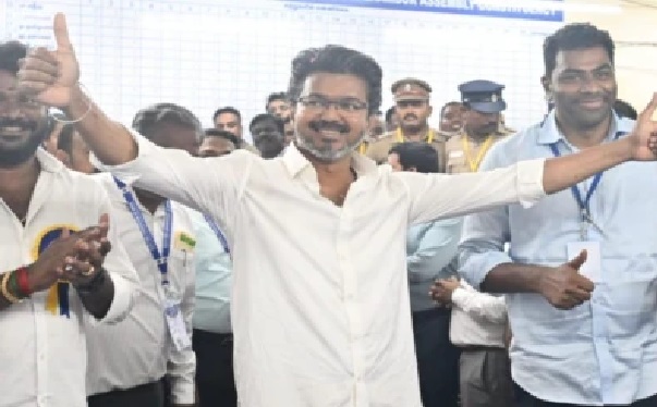 తమిళనాడు ముఖ్యమంత్రిగా విజయ్ నియామకం… మెజారిటీ నిరూపించుకోవడానికి 3 రోజుల గడువు