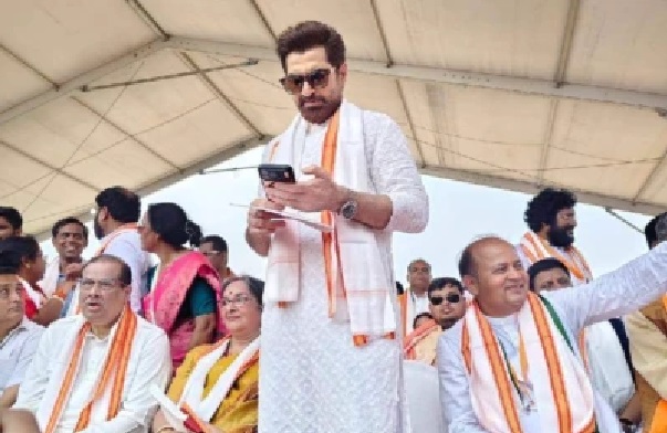 సువేందు అధికారి ప్రమాణ స్వీకారంలో నటుడు జీత్; రాజకీయ ఇన్నింగ్స్పై మొదలైన ఊహాగానాలు