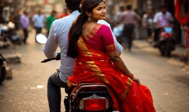 మహిళలు బైక్‌పై ఒక వైపున (సైడ్) ఎందుకు కూర్చుంటారు? శతాబ్దాల నాటి ఈ అలవాటు వెనుక ఉన్న ఆసక్తికరమైన కథ
