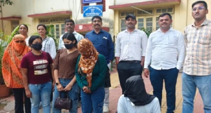 లాడ్జిలో మూసి ఉన్న గది, అభ్యంతరకర స్థితిలో నలుగురు అమ్మాయిలు; దాడి చేసిన పోలీసులే షాక్!