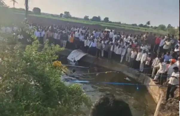 దేశవ్యాప్తంగా తీవ్ర దిగ్భ్రాంతి… రోడ్డు పక్కన ఉన్న బావిలోకి దూసుకెళ్లిన పికప్ వ్యాన్.. నలుగురు పిల్లలతో సహా 14 మంది జలసమాధి!