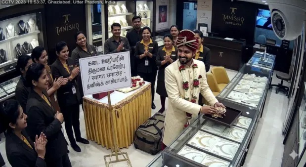 “షోరూమ్ లోపలే పెళ్లి రిసెప్షన్.. ఆపై రూ. 4 కోట్లు లూటీ”.. సినిమా ఫక్కీలో ఉద్యోగి వేసిన స్కెచ్!