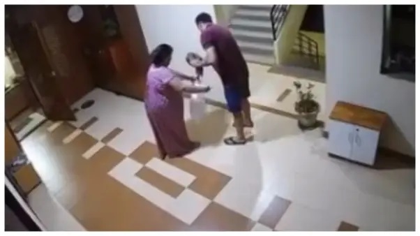 నువ్వు మనిషివేనా?.. ఒక క్రూరమైన వ్యక్తి అరుస్తున్న పిల్లిని ప్లాస్టిక్ సంచిలో కట్టి అపహరించాడు.. పోలీసులు చర్యలు తీసుకున్నారు.. వీడియో వైరల్ అయింది.