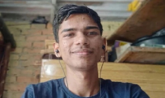 తండ్రి పెయింటర్, తల్లి టైలర్.. పేదరికాన్ని జయించి JEE Advancedలో సత్తా చాటిన కుమారుడు!
