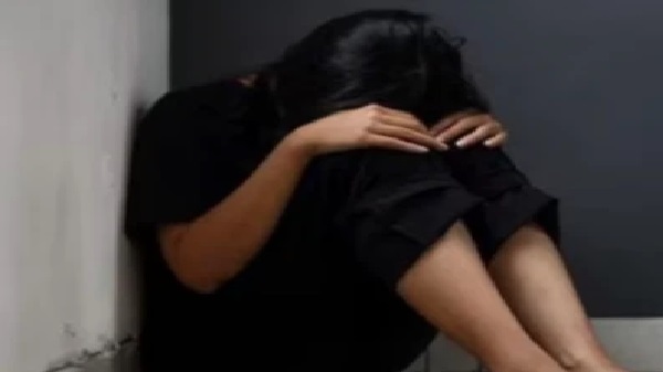 గుజరాత్లో దారుణం: కూతురిపై తండ్రి అత్యాచారం.. గర్భం రాకుండా మాత్రలు వేసి, చంపుతానని బెదిరింపు! భర్తను ఉరితీయాలన్న భార్య.