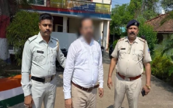 “నేను మీ అమ్మను వదిలేస్తాను…” అని బెదిరిస్తూ ఒక మేనేజర్ తండ్రి తన కూతురిని ఏడాది పాటు లైంగికంగా వేధించాడు.వెల్లూర్లో వైద్యుడి ముందు బయటపడ్డ అసలు నిజం, దుమ్కాలో అరెస్ట్.