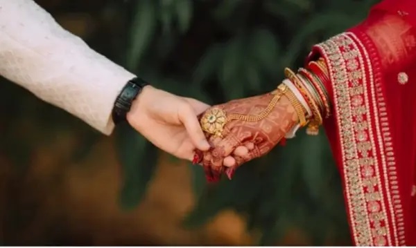 “రొమాన్స్ చేద్దామనుకుంటే ఫ్యామిలీ టూర్ తీసుకెళ్లాడు..!” హనీమూన్కు అత్తమామలు కూడా రావడంతో విడాకులు కోరిన భార్య.. షాక్లో భర్త!