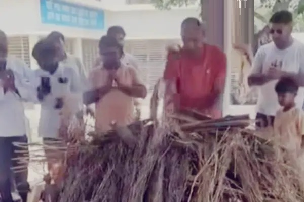 తల్లి చనిపోయిన విషయం తెలియక 24 గంటల పాటు నిద్రలేపిన 7 ఏళ్ల చిన్నారి; వణుకుతున్న చేతులతో కన్నతల్లికి అంతిమ సంస్కారం!