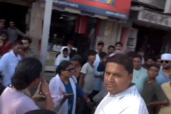 మరో మహిళతో రెస్టారెంట్కు వెళ్లిన భర్త.. రెడ్ హ్యాండెడ్గా పట్టుకుని నడిరోడ్డుపై చితకబాదిన భార్య!