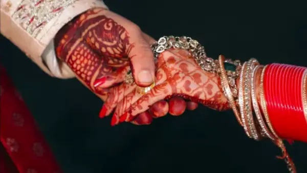 “ఏడాదికి ₹80 లక్షలు సంపాదించే మొగుడు కావాలి.. లేదా!”.. ఐపీఎస్ అధికారి కుమార్తె వింత షరతులపై సోషల్ మీడియాలో రచ్చ!