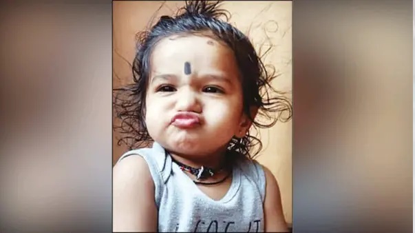 తల్లి ఒడిలో ఉన్న చిన్నారికి ఘోర ప్రమాదం..! కొబ్బరిచెట్టు పైనుంచి పడ్డ కొబ్బరికాయ.. తల పగిలి పసికందు మృతి!
