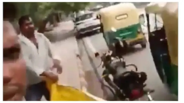 “మన దేశ ప్రజలను చంపుతున్న వారి పోస్టర్లు మనకెందుకు?”.. ముక్కలైన ట్రంప్ పోస్టర్లు! అమెరికాకు చుక్కలు చూపించిన ఆటో డ్రైవర్ల వైరల్ వీడియో..!!!