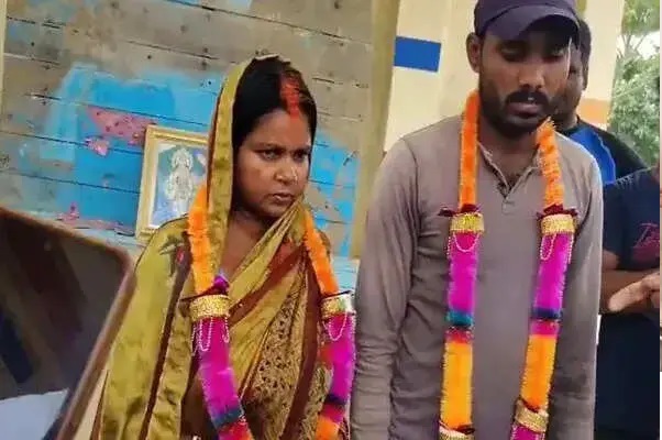 బీహార్లో వింత పెళ్లి: 24 ఏళ్ల యువకుడిని పెళ్లాడిన 36 ఏళ్ల ముగ్గురు పిల్లల తల్లి.. తల్లిని వదిలేసి తండ్రి వద్దే ఉంటామన్న పిల్లలు!