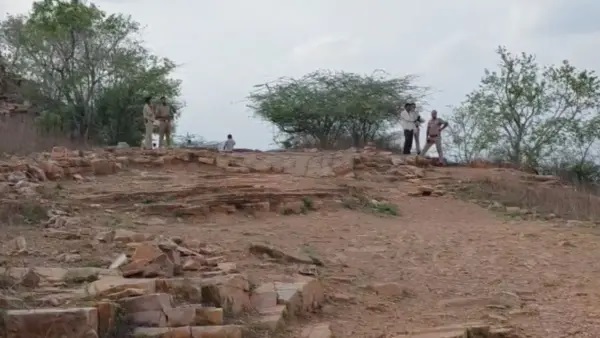 మైనర్ బాలికపై ఘోర అమానుషం! హత్య చేసి, పెట్రోల్ పోసి శవాన్ని తగులబెట్టిన దుండగులు.. గ్యాంగ్రేప్ అనుమానం!
