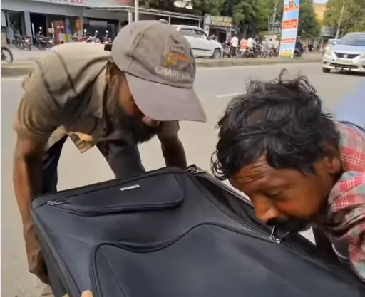 భయం, జాలి అసలు లేదా? సూట్‌కేస్‌లో బంధించిన చిన్నారి.. వైరల్ వీడియో వెనుక ఉన్న భయంకరమైన నిజం!