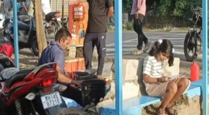 “స్మార్ట్ఫోన్ లేదు.. ట్యూషన్ లేదు.. కానీ ఆ మార్కెట్ మూలలో కూర్చునేనా?”.. కాలిక్యులేటర్ను మించిన ప్రభుత్వ పాఠశాల విద్యార్థినులు.. నెటిజన్లను కదిలిస్తున్న నిజ జీవిత కథ..!!!