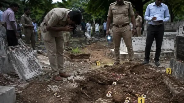 “16వ రోజు కర్మకాండల కోసం వచ్చిన కుటుంబ సభ్యులు”.. స్మశానంలో ఎదురైన ఘోర అవమానం.. విచారణలో తేలిన నమ్మలేని నిజం..!