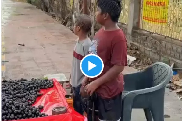 “ఈ భారీ వర్షంలో ఏమీ తెలియని ఇద్దరు చిన్న పిల్లలు నడిరోడ్డుపై అమ్ముతున్నారే..!” – ఇంటర్నెట్ను కదిలించిన వింత భావోద్వేగ ఘటన..!!