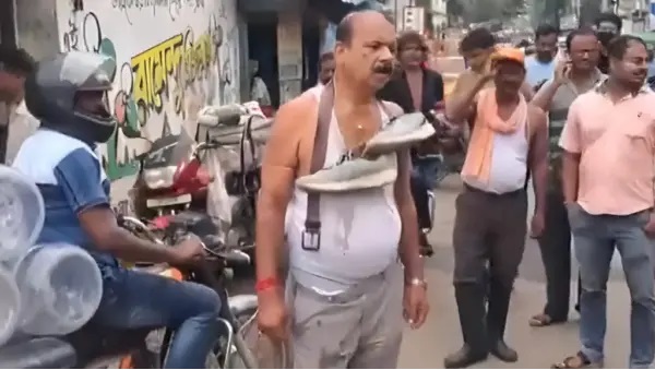 పశ్చిమ బెంగాల్లో సరికొత్త పొలిటికల్ భూకంపం..! టీఎమ్సీ (TMC) నేతకు చెప్పుల దండ వేసి నడిరోడ్డుపై ఊరేగించిన ప్రజలు. కలకలం రేపుతున్న వీడియో.!!