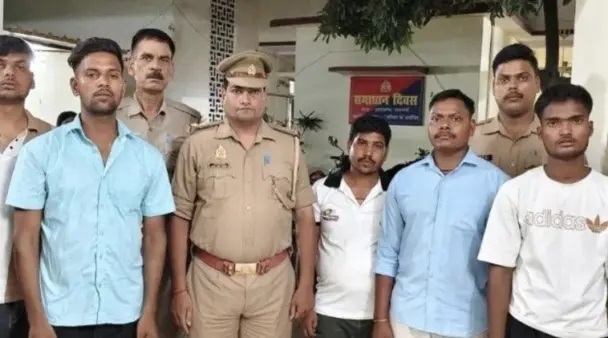 “పవిత్ర గంగానదిలోనేనా ఈ అసహ్యకరమైన పని?” నది మధ్యలో బిర్యానీ వండుతూ, బీర్లు తాగిన యువకులు.. ఐదుగురిని నడిరోడ్డుపై లేపేసిన పోలీసులు..!!