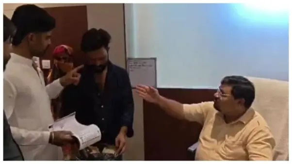 “మగాడివైతే మా పైసలు ఇవ్వు.. లేదంటే ఇవి తొడుక్కో” అధికారి ముఖంపైనే గాజులు విసిరిన పారిశుధ్య కార్మికుడు..!!
