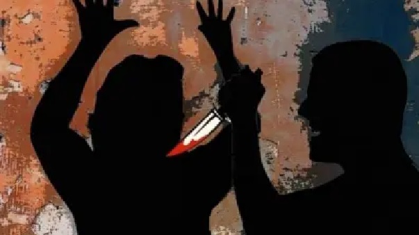 ప్రియుడే కావాలి..! రాత్రికి రాత్రే కన్నతల్లి, తండ్రి, చెల్లెలిని నరికి చంపిన కూతురు.. కళ్ళు గప్పిన మోహం.. ప్రియుడితో కలిసి పరారైన యువతి..!!!