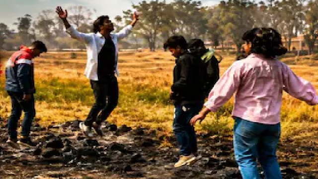 ప్రకృతి వింత: అక్కడ అడుగు పెడితే స్పాంజ్లా కుంగే భూమి.. గాల్లోకి ఎగిరిపడే పర్యాటకులు!