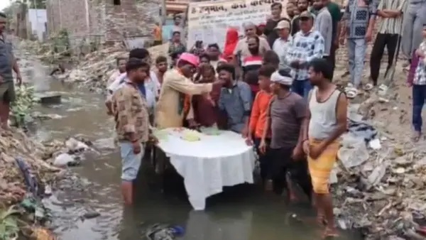 వినూత్న నిరసన: మురుగునీటిలో నిలబడి పుట్టినరోజు కేక్ కట్ చేసిన బీజేపీ కౌన్సిలర్!