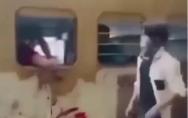 “నా ఫోన్ లాక్కుంటావా..?” – కిటికీ గుండా దొంగను లోపలికి లాగి చితకబాదిన మహిళ! వైరల్ అవుతున్న వీడియో!!