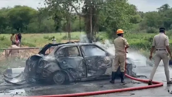 అయ్యో దేవుడా, ఇది చాలా దారుణం..! ఒక యువకుడు కారులో ఒక మహిళను కత్తితో పొడిచి, ఆపై బాంబు పేల్చాడు. ఆ మృతదేహం కాలి బూడిదైపోయింది. ఎంత ఘోరం..!!