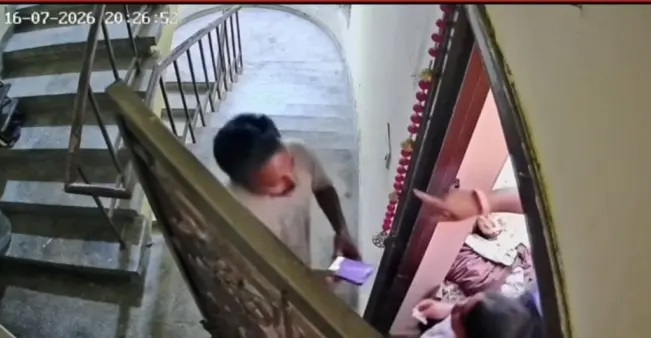 “అమ్మాయి కనిపిస్తే ఇంట్లోకి దూరిపోతారా?” అక్రమంగా చొరబడటానికి ప్రయత్నించిన డెలివరీ బాయ్.. తరిమికొట్టిన కుటుంబ సభ్యులు.. వైరల్ వీడియో..!!