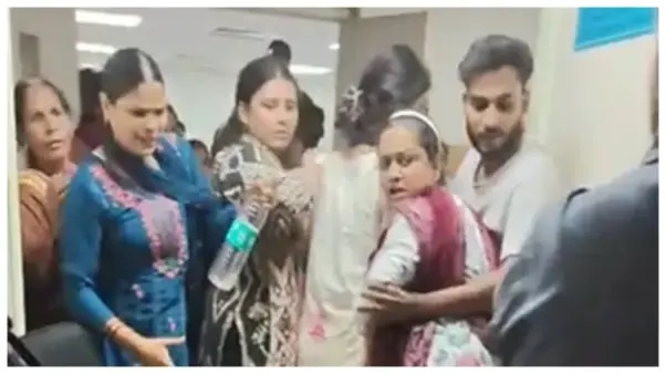 “ప్రాణాలు కాపాడే చోట రక్తపాతం!”.. ఒక బ్లడ్ టెస్ట్.. అల్లకల్లోలంగా మారిన ఆసుపత్రి!.. మహిళా సెక్యూరిటీ గార్డులను తన్ని తరిమేసిన ‘ఆ’ గుంపు ఎవరు..?