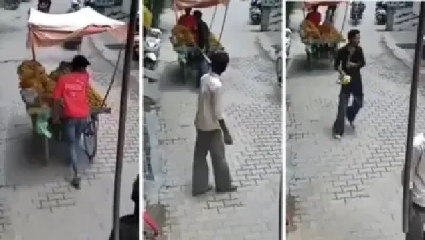“నడిరోడ్డుపై కత్తి మునపటి బెదిరింపు!” – పండ్ల వ్యాపారి వద్ద డబ్బు వసూలు చేస్తున్న ఘోర వీడియో.. పట్టపగలు జరిగిన షాకింగ్ దోపిడీ..!!”