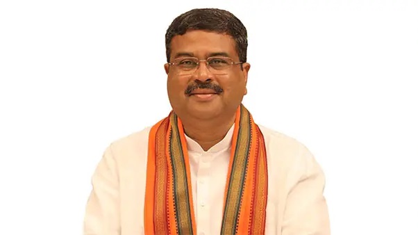 30 ఏళ్ల క్రితం ఇదే సమస్య కోసం లాఠీ దెబ్బలు తిన్న పోరాటయోధుడు. ఈరోజు ఆయనకు వ్యతిరేకంగానే ఆందోళన.. విద్యాశాఖ మంత్రి పాత కథను చూసి షాకైన విద్యార్థులు.!!