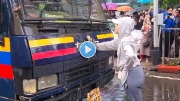 “నేను విద్యార్థిని కాను, రైతు బిడ్డను కాను!”. వర్షంలో పోలీసుల దారిని అడ్డుకుని అరెస్టైన విద్యార్థులను సంచలనంగా విడిపించిన ప్రముఖురాలు. వైరల్ వీడియో..!!!
