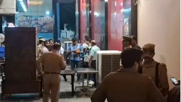 “తింటున్న సమయంలోనే ఇలాంటి దారుణమా?”.. స్నేహితులతో సరదాగా ఉన్న వ్యక్తిపై తుపాకీతో కాల్చి హత్య. షాకింగ్ సంఘటన..!!!!