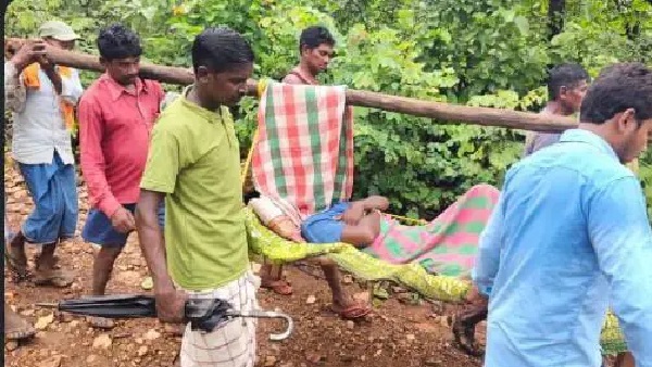 ఎన్నో ఏళ్లుగా ఇంతే..! ఇప్పటివరకూ ఒక్కరూ చర్యలు తీసుకోలేదు. గతుకుల బాటలో ప్రాణాలను కాపాడుకోవడానికి భుజాలపై మోసుకెళ్తున్న ప్రజలు. గుండెలను పిండేసే విషాదం.!!!