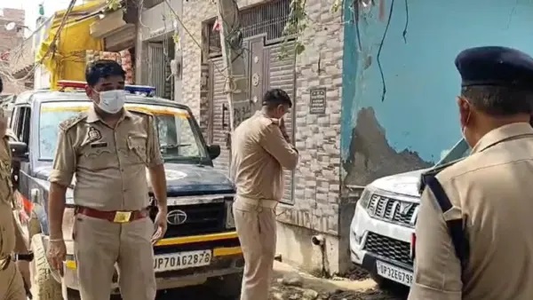 గడియ పెట్టిన ఇల్లు..! తలుపులు తీయగానే షాక్లో ఉండిపోయిన పోలీసులు. కుళ్ళిన స్థితిలో 50 ఏళ్ల మహిళ శవం.. బిడ్డతో సహా భర్త పరారీ. ఏం జరిగింది.?