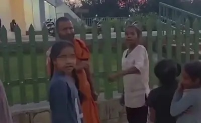 “ఎవరి దగ్గర వేషాలు వేస్తున్నావు?” సైకిల్, డబ్బులు ఆశ చూపి కిడ్నాప్ చేయడానికి ప్రయత్నించిన వ్యక్తి.. ప్రజల సహాయంతో బుద్ధి చెప్పిన చిన్నారి.. వైరలవుతున్న వీడియో!